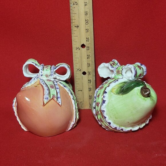 Ceramic Salt and Pepper Shakers Set Fruit Pear Peach Wrapped in Bow Floral Ribbo - Picture 8 of 14